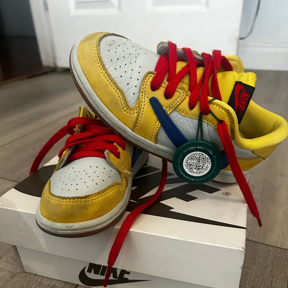 Travis Scott Canary Jordan 1 retro.